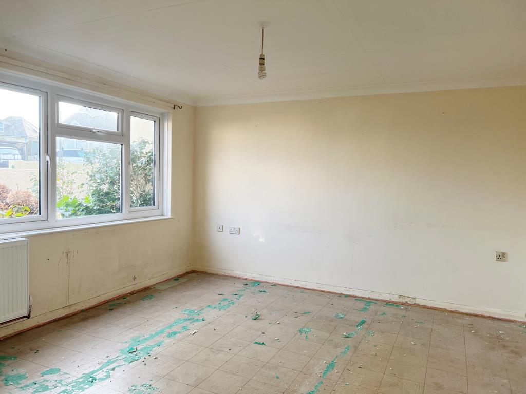 Lot: 107 - THREE-BEDROOM HOUSE FOR UPDATING - Living Room